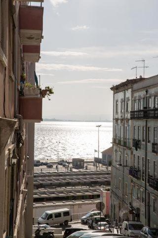 Industrial Loft In Front Of Santa Apolonia Appartement *
